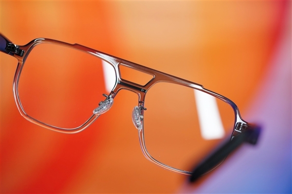 比尔盖茨最新预言:耳机和眼镜才是AI硬件重点(图1) 比尔盖茨最新预言:耳机和眼镜才是AI硬件重点