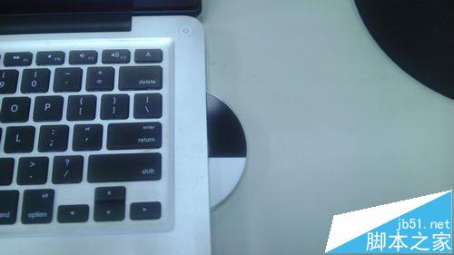 苹果Mac Pro吸入式光驱怎么取出小光盘?(图2)