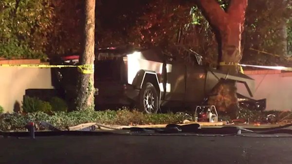 美国一特斯拉Cybertruck严重车祸后起火:车内4人3死1重伤(图1) 美国一特斯拉Cybertruck严重车祸后起火:车内4人3死1重伤