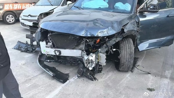 问界M7高速被大货车撞击 车主发声:问界放心买很结实 我继续能保命(图2) 问界M7高速被大货车撞击 车主发声:问界放心买很结实 我继续能保命