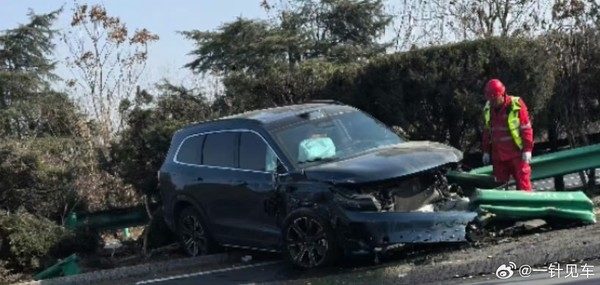 问界M7高速被大货车撞击 车主发声:问界放心买很结实 我继续能保命(图3) 问界M7高速被大货车撞击 车主发声:问界放心买很结实 我继续能保命