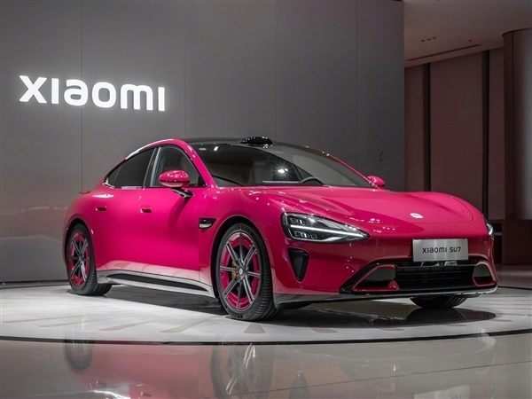 小米15周年限定色！首批小米SU7璀璨洋红下线：即将开始交付