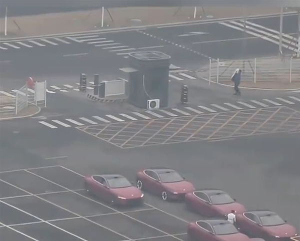 小米15周年限定色！首批小米SU7璀璨洋红下线：即将开始交付