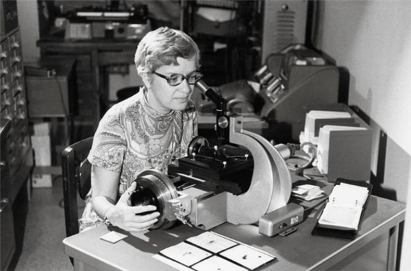 定了!英伟达将下一代AI芯片命名为Rubin:纪念暗物质先驱(图1) 定了!英伟达将下一代AI芯片命名为Rubin:纪念发现暗物质先驱