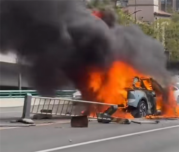 成都通报汽车相撞起火：3车受损5人受伤 驾驶员被控制