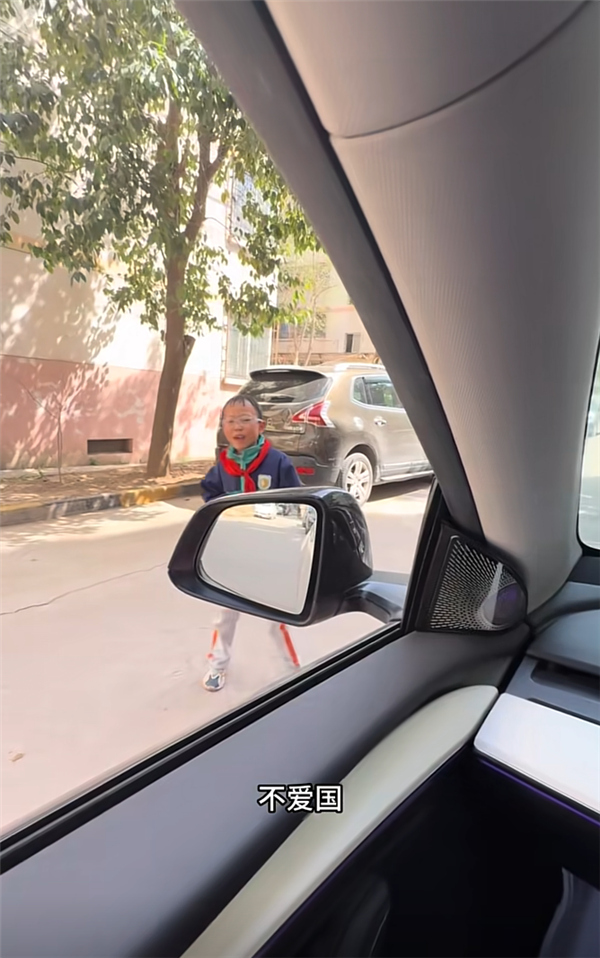 特斯拉车主被小孩质问不买小米不爱国 怒冲小米之家准备买SU7