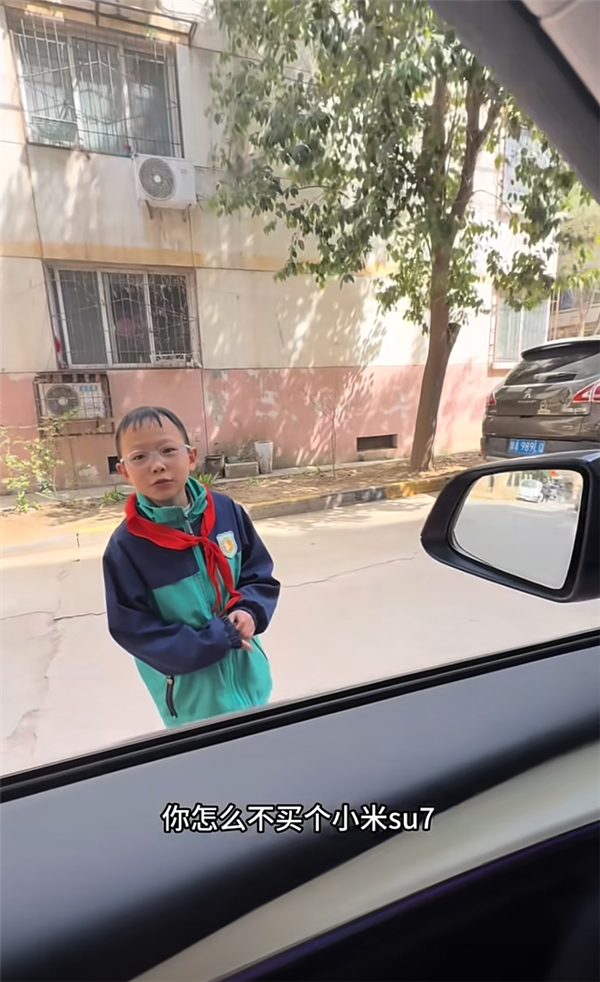特斯拉车主被小孩质问不买小米不爱国 怒冲小米之家准备买SU7