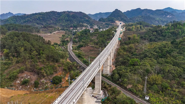 南凭高铁崇左至凭祥段铺轨完成：时速250公里、直达中越边境