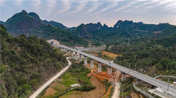 南凭高铁崇左至凭祥段铺轨完成：时速250公里、直达中越边境