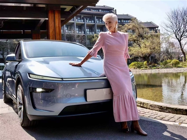 马斯克母亲一身粉装亮相中国：体验焕新Model Y 赞不绝口
