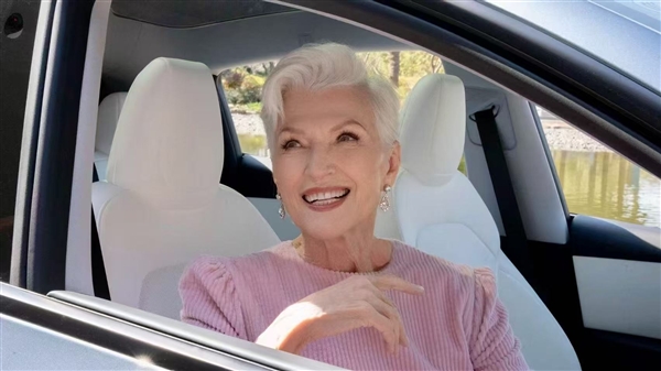 马斯克母亲一身粉装亮相中国：体验焕新Model Y 赞不绝口