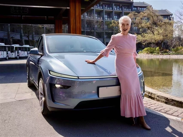 马斯克母亲一身粉装亮相中国：体验焕新Model Y 赞不绝口