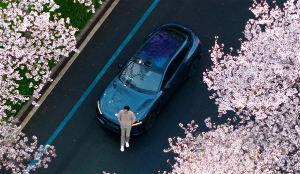 雷军天还没亮就开始工作：与小米YU7合体亮相武大