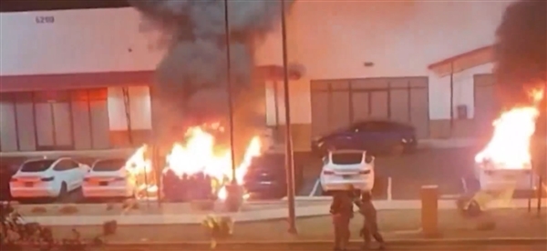 场面失控！成排特斯拉在美遭纵火烧毁