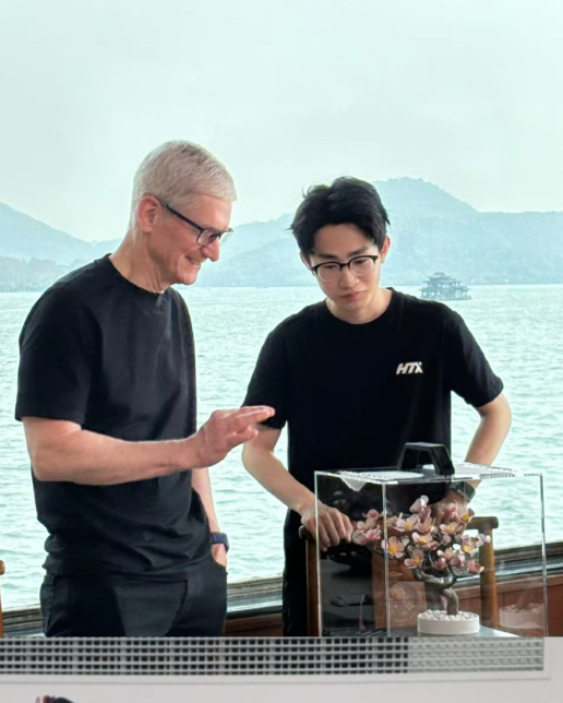 排面！库克现身杭州 约见UP主影视飓风、何同学