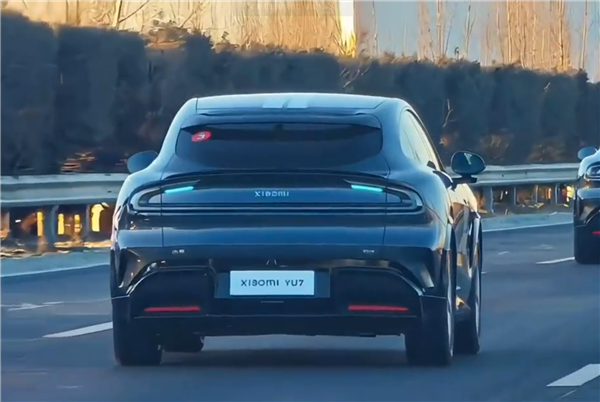 寓意“陆地战车、御风而行” 雷军：小米YU7读作“小米御7” 